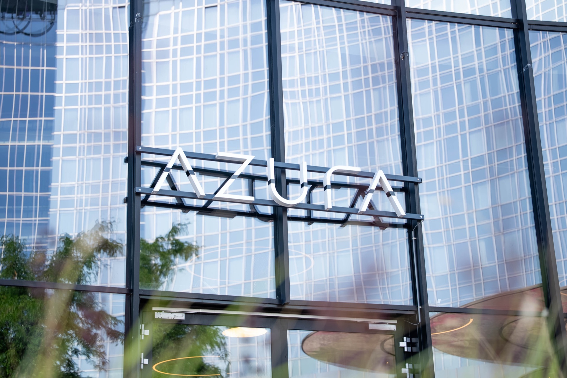 De gevel van Restaurant Azura